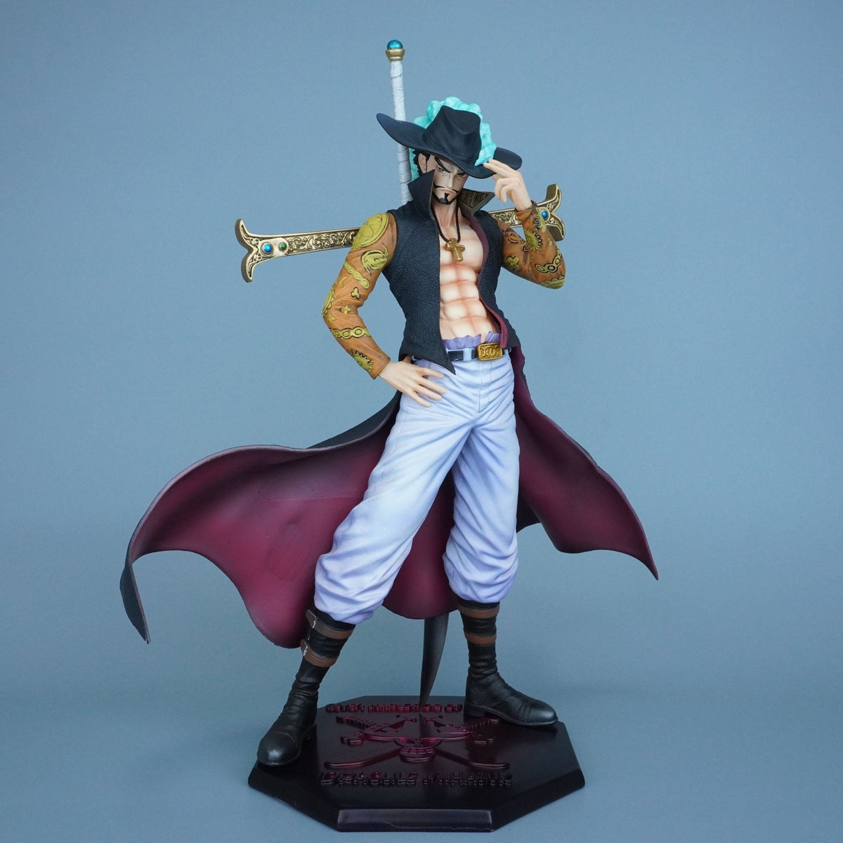 Figura Dracule Mihawk – Olhos de Falcão (30 cm)