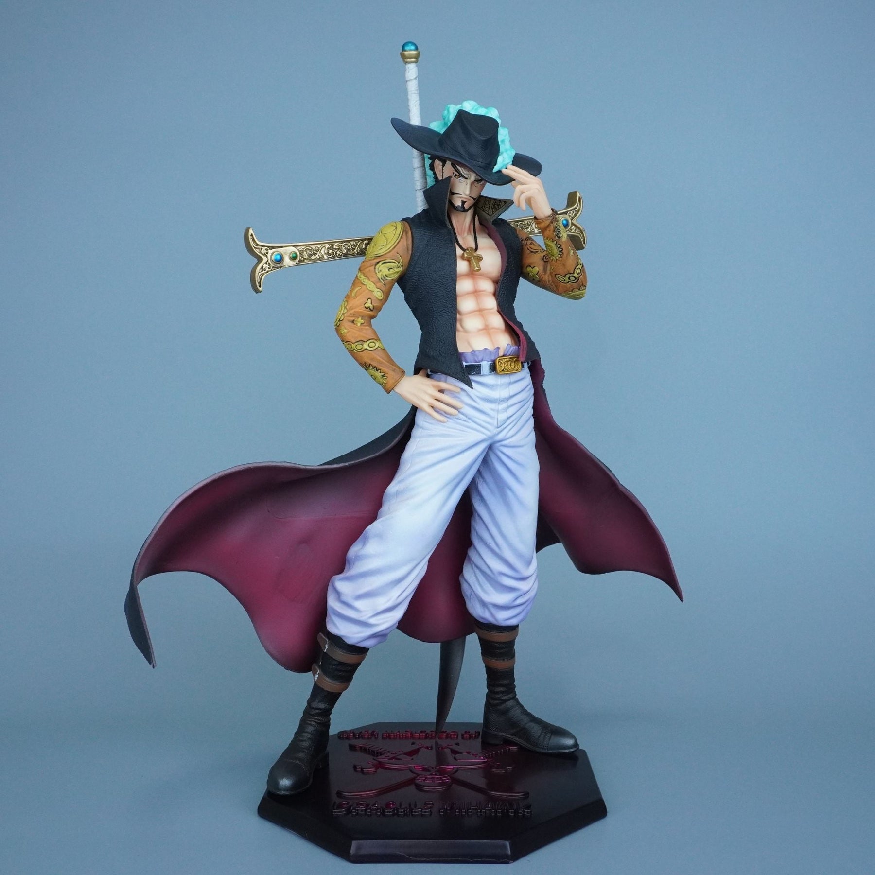 Figura Dracule Mihawk – Olhos de Falcão (30 cm)