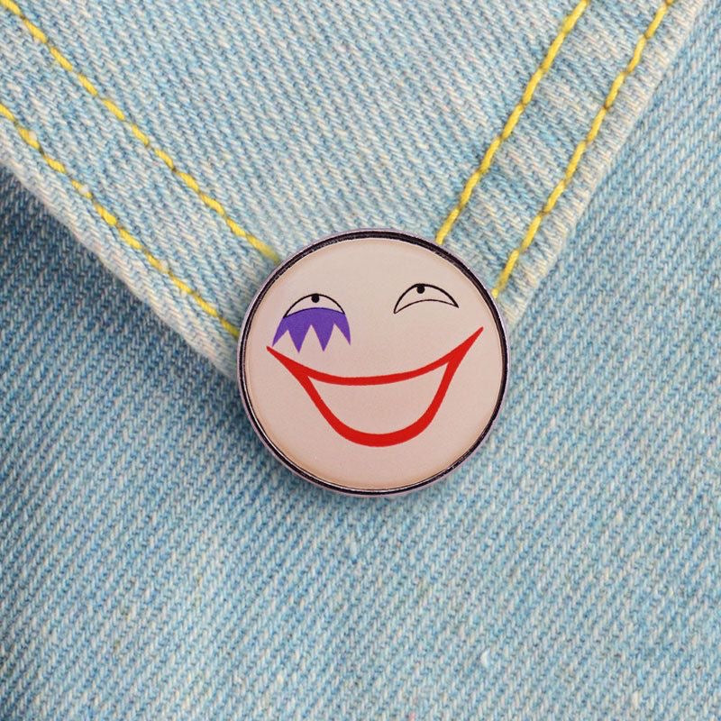 Corazon Smile Pin